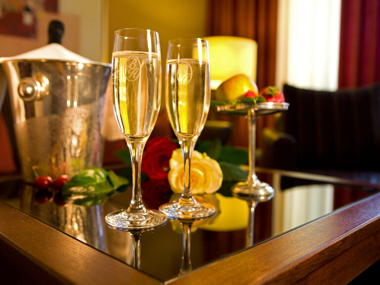 Zwei mit Champagner gefüllte Gläser auf einem Tisch im Romantik Hotel Braunschweiger Hof.