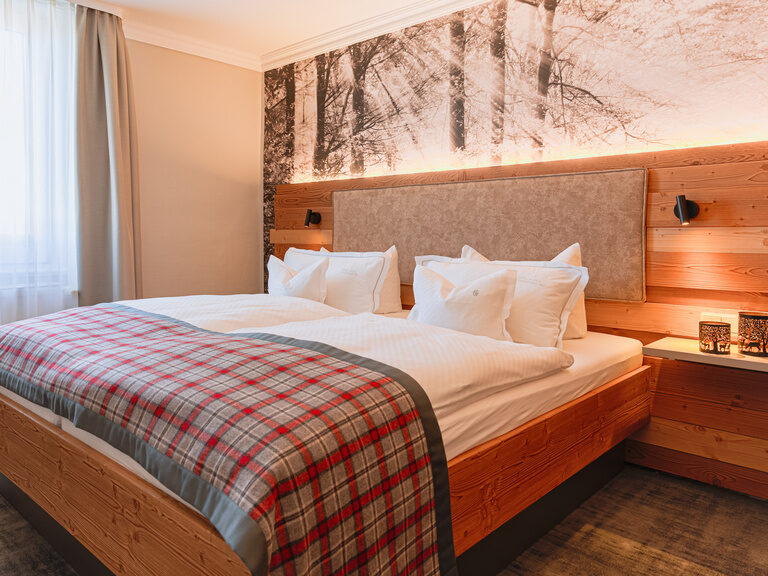 Ein einladendes Zimmer mit holzbetonter, traditioneller Ausstattung im Braunschweiger Hof.