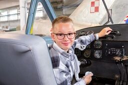 Bild: Junge im Cockpit/Hangar 4, MACO Vision GmbH