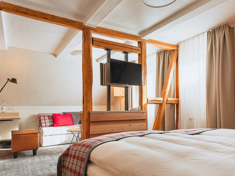 Ein warm eingerichtetes, rustikales Schlafzimmer im Braunschweiger Hof.