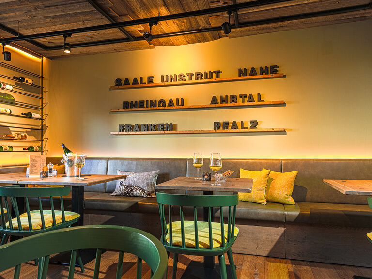 Ein stilvoll eingerichtetes Restaurant mit elegant gedeckten Tischen im Braunschweiger Hof.